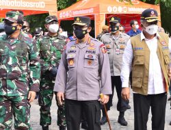 Sosialisasikan Vaksin Panglima TNI dan Kapolri Keliling dan Serahkan Langsung Bansos
