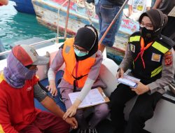 Vaksinasi Dan Pembagian Sembako Dibagikan Diatas Kapal Patroli Kapolres Sukabumi Kepada Nelayan