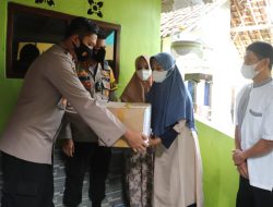 Kapolres Sukabumi Bantu Siswi SLB Yang Miliki Bakat Seni Melukis