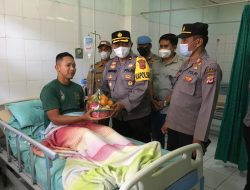 Kapolsek Cibadak Diperintahkan Kapolres Sukabumi Jenguk Tiga Anggota TNI Batalyon 310 KK Yang Dirawat Di Rumah Sakit