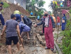 Kapolsek Cicurug Polres Sukabumi Mengecek Lokasi Bencana Longsor