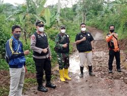 Kapolsek Purabaya Akp Tenda Sukendar Mengecek Lokasi Bencana Alam Pergeseran Tanah